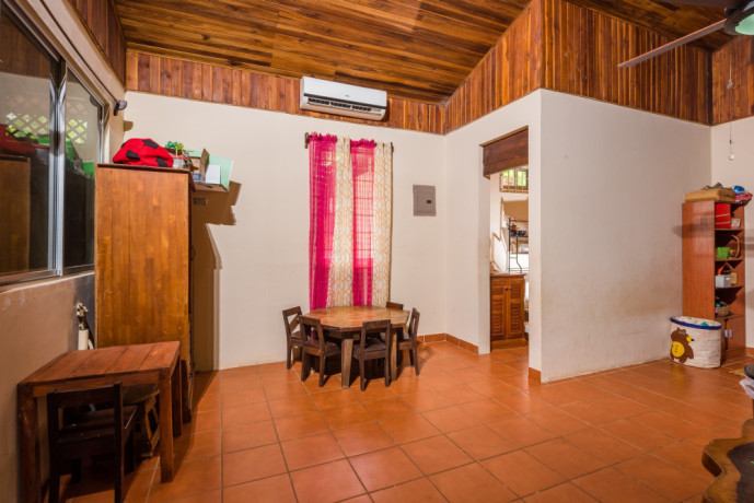 casa-en-lote-grande-en-playa-avellanas-a-solo-300-mts-de-la-playa-big-1