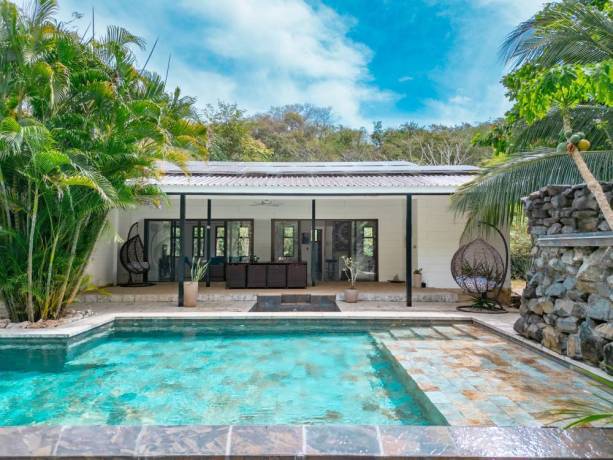 amplia-propiedad-con-dos-casas-piscina-y-potencial-de-desarrollo-big-0