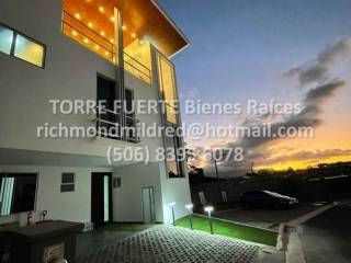 espectacular-casa-de-tres-pisos-en-condominio-la-floresta