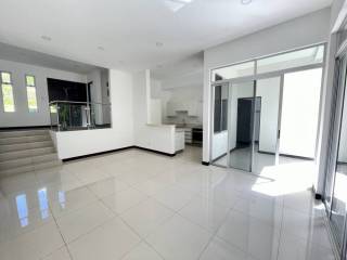 francosta-casa-estilo-contemporaneo-hermosa-con-mucha-iluminacion-natural