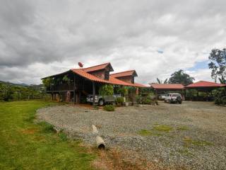 propiedad-en-perez-zeledon-con-casa-tipo-cabana-y-amplias-zonas-verdes