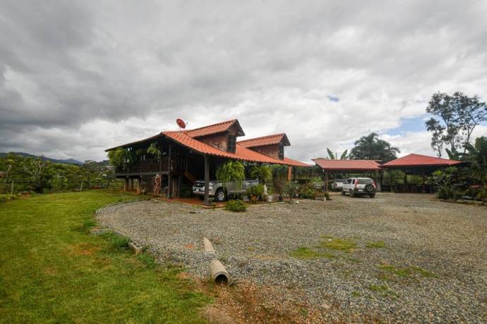 propiedad-en-perez-zeledon-con-casa-tipo-cabana-y-amplias-zonas-verdes-big-0