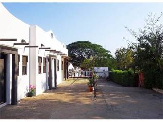 se-ofrece-amplia-propiedad-que-incluye-una-casa-principal-9-apartamentos-independientes-y-una-piscina-privada