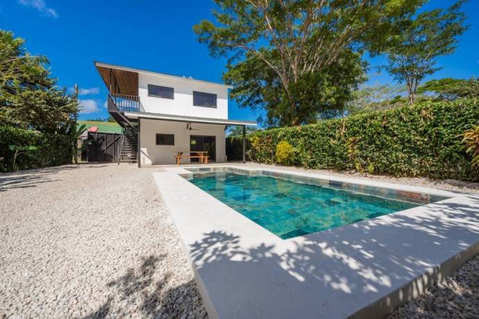 acogedora-casa-de-2-pisos-a-2-minutos-de-playa-grande-big-0