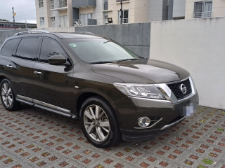 Nissan Pathfinder LE Limiteh Edition