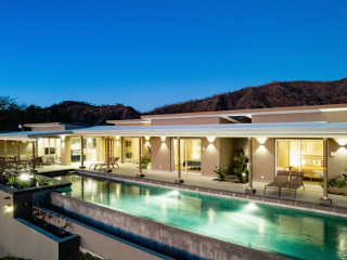 Villa de lujo con piscina y vista a la naturaleza, valle y mar