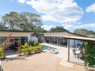 Casa con piscina, jardines y 3 apartamentos de Alquiler en Guanacaste